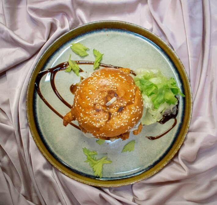 Бургер с хрустящим куриным филе и грибами