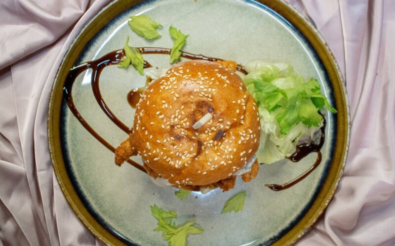 Бургер с хрустящим куриным филе и грибами