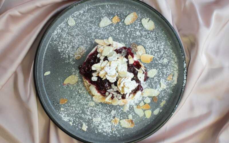 Бисквит с сырным кремом и ягодным джемом