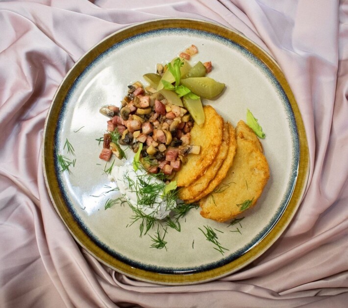 Драники с грудинкой, грибами и огурчиком
