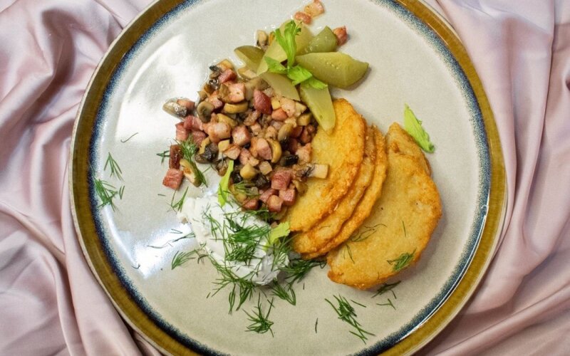 Драники с грудинкой, грибами и огурчиком