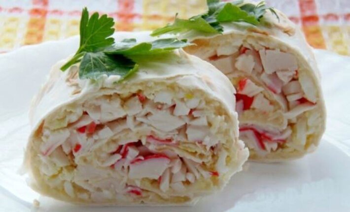 Рулетик с крабовыми палочками