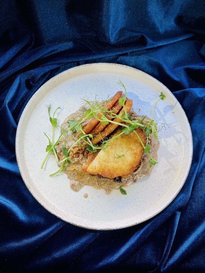 Драники с грудинкой, грибами и огурчиком