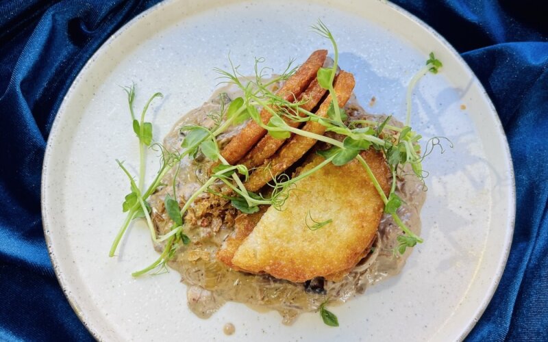 Драники с грудинкой, грибами и огурчиком