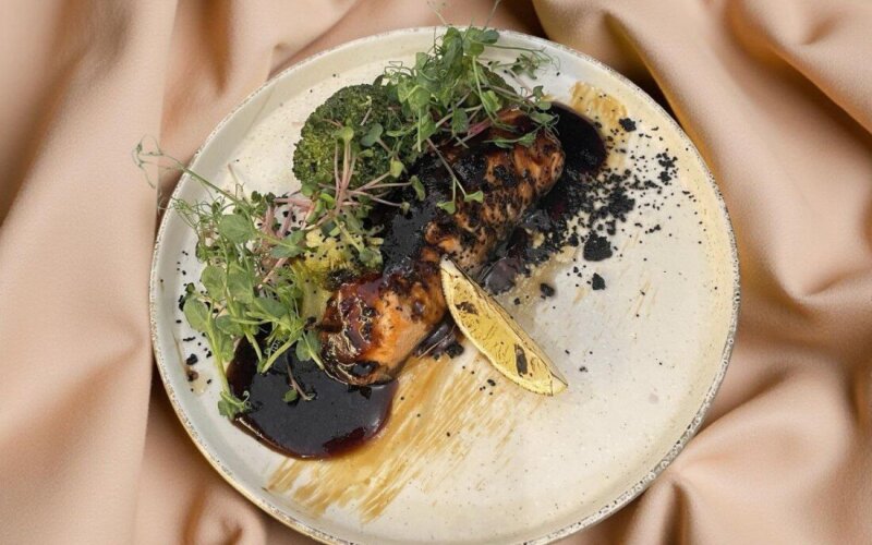 Филе красной рыбы с соусом унаги