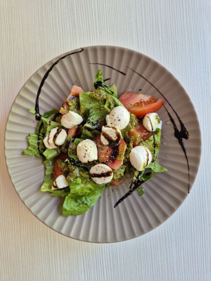 Овощной салат с моцареллой и соусом песто