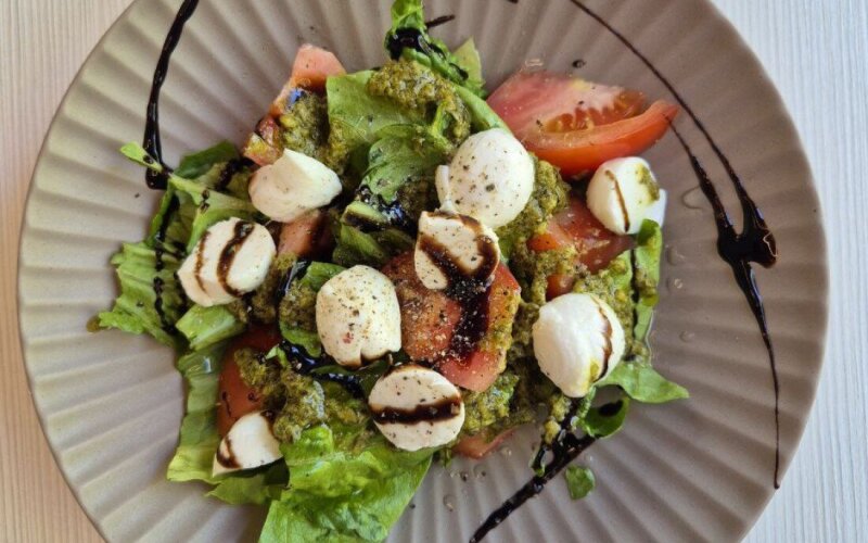 Овощной салат с моцареллой и соусом песто