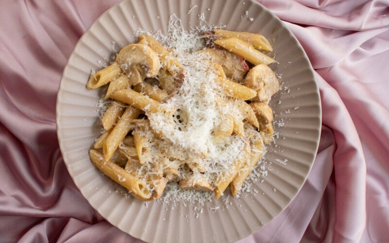 Паста с языком и грибами