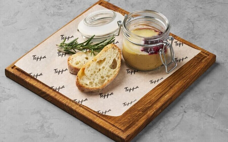 Паштет из куриной печени с ягодным соусом