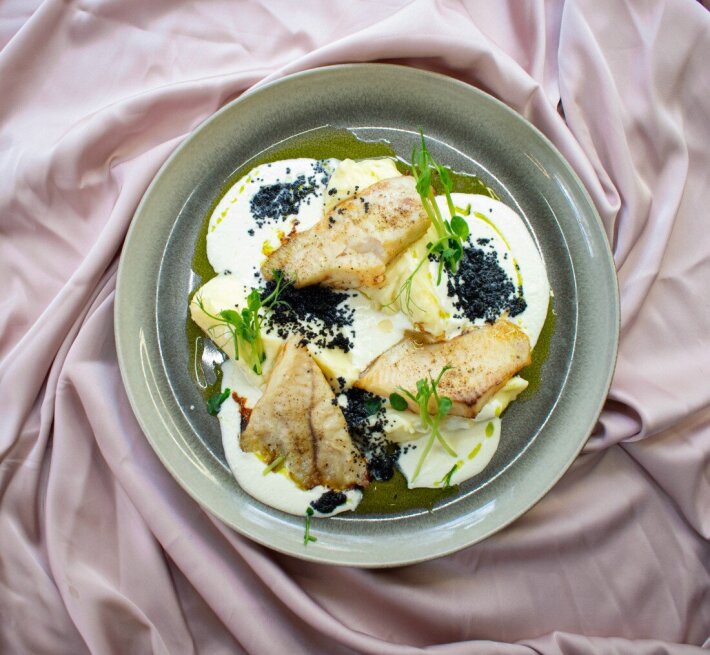 Филе белой рыбы с соусом бонито и картофельным пюре