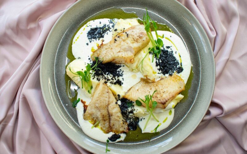 Филе белой рыбы с соусом бонито и картофельным пюре