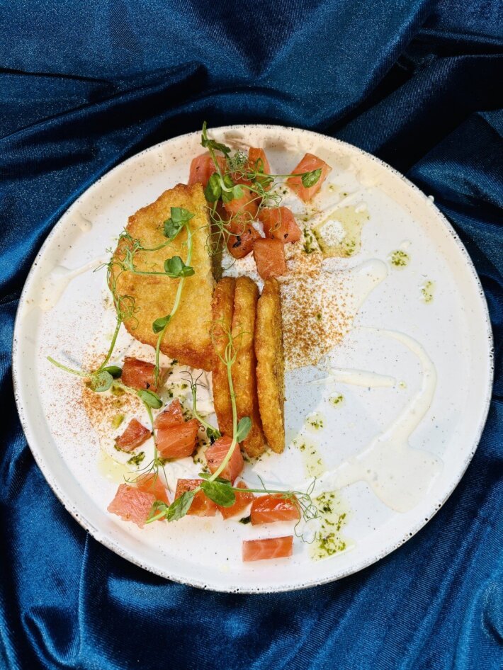 Драники с сёмгой и соусом «Цезарь»