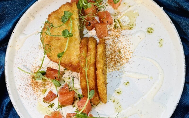 Драники с сёмгой и соусом «Цезарь»