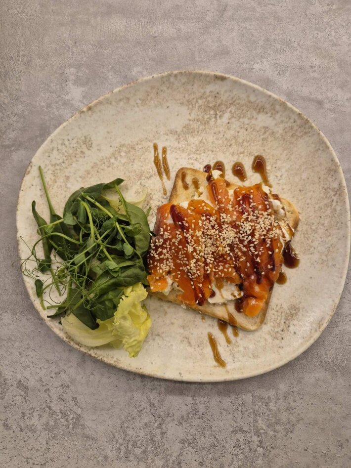 Бриошь с семгой и яйцом пашот