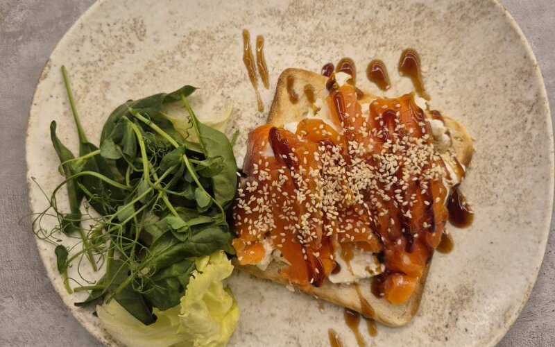 Бриошь с семгой и яйцом пашот