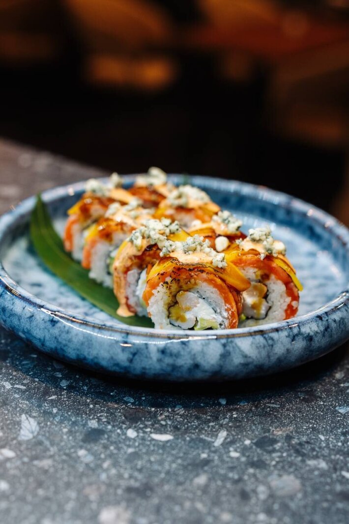 Ролл с креветкой, персиком и форелью