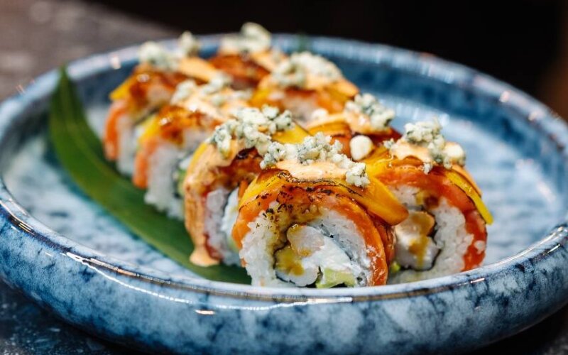 Ролл с креветкой, персиком и форелью