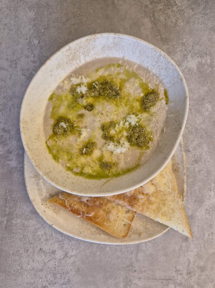 Крем суп из шампиньонов с соусом «Песто»