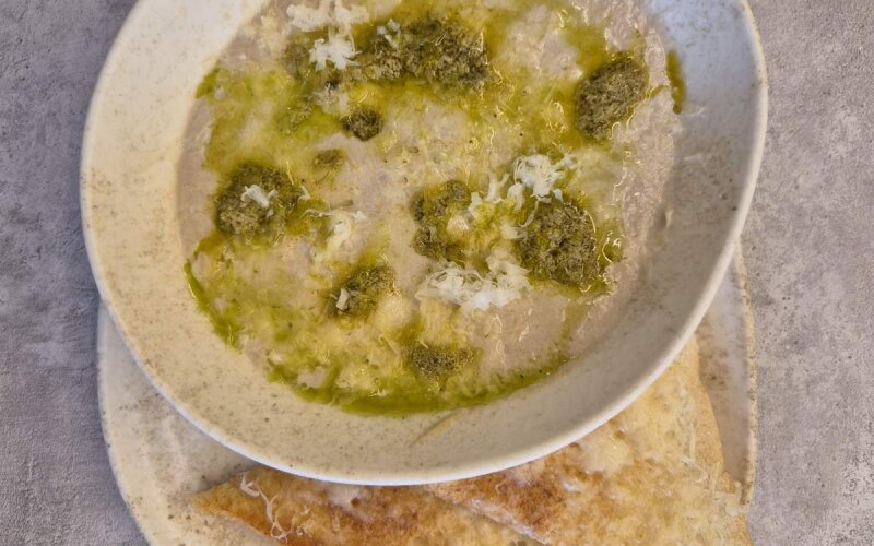 Крем суп из шампиньонов с соусом «Песто»