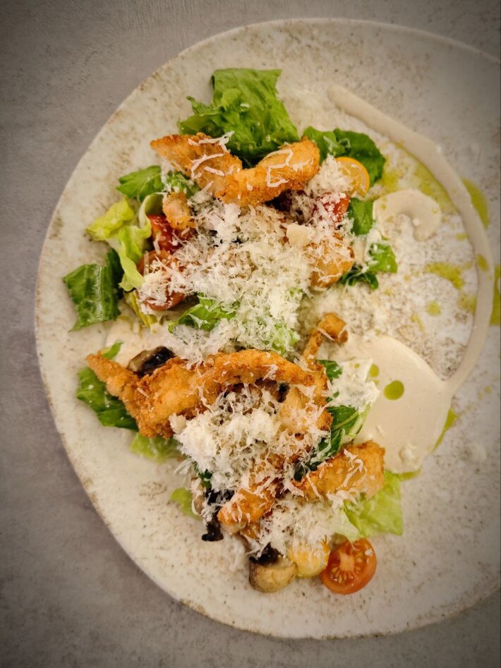 Салат с хрустящим цыпленком и шампиньонами