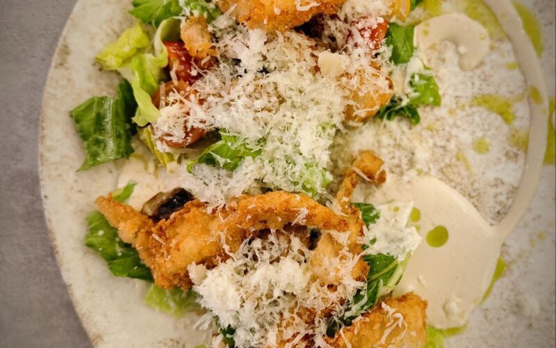 Салат с хрустящим цыпленком и шампиньонами