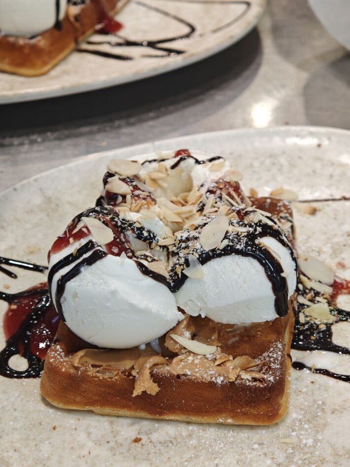 Венские вафли с арахисовой пастой и мороженым