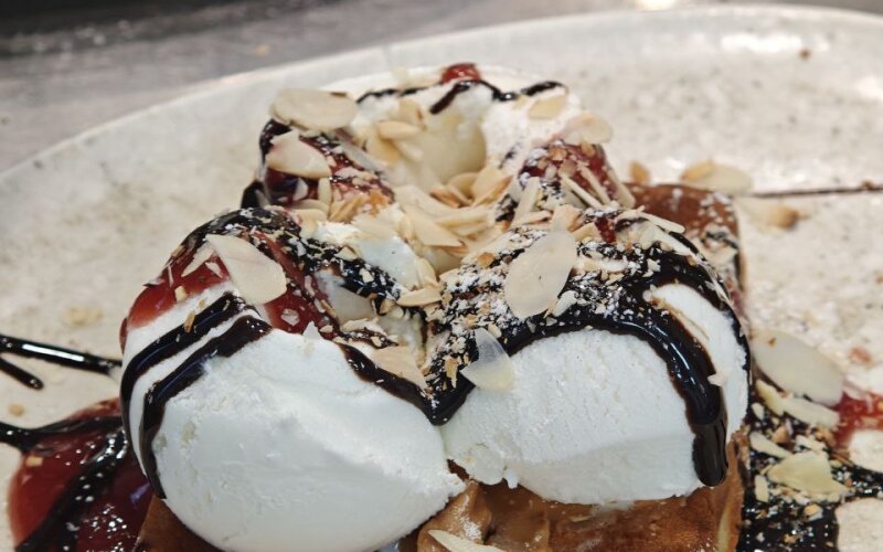 Венские вафли с арахисовой пастой и мороженым