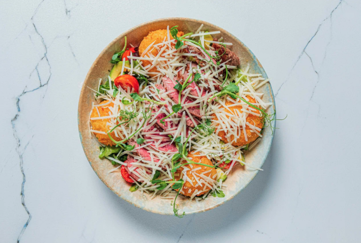 Салат с ростбифом и картофельными шариками