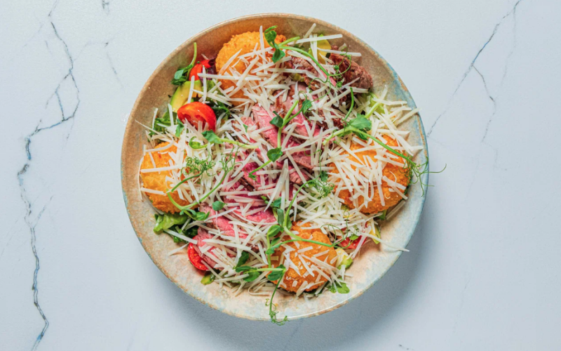 Салат с ростбифом и картофельными шариками