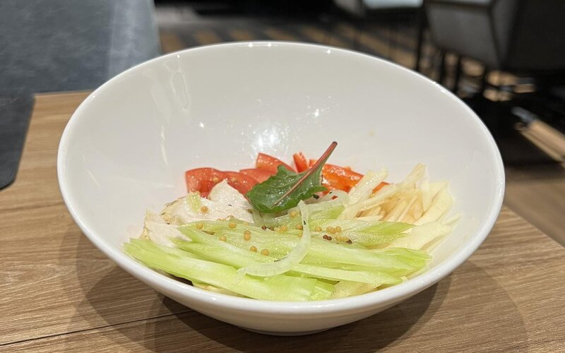 Салат с сельдереем, яблоками и куриным филе