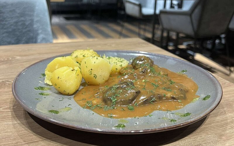 Говядина, тушенная с черносливом с картофелем отварным