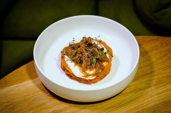 Драники с рваной говядиной в соусе «Демиглас» и сметаной