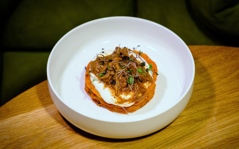 Драники с рваной говядиной в соусе «Демиглас» и сметаной