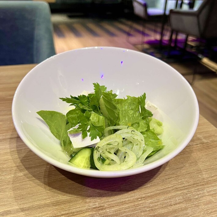 Зеленый салат с хурмой и фетой