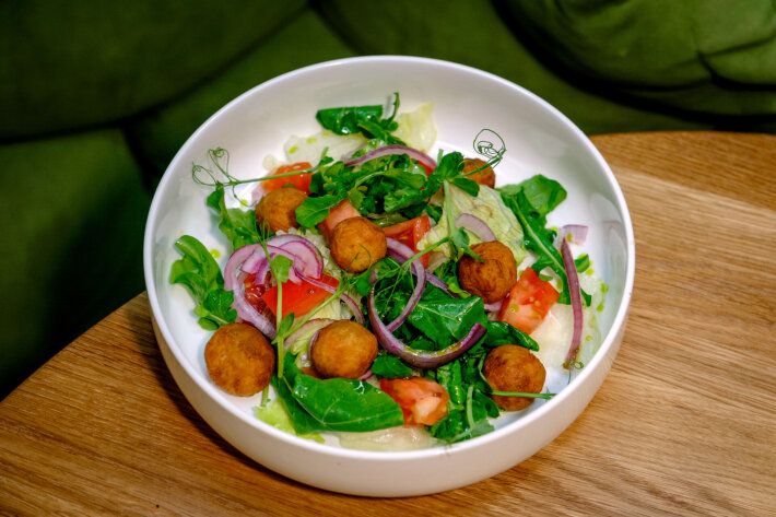 Зелёный салат с фалафелем
