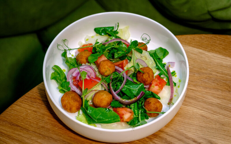 Зелёный салат с фалафелем