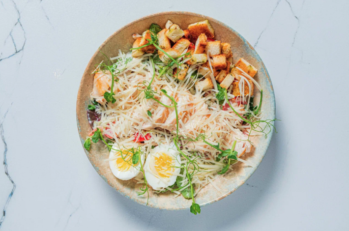 Салат «Цезарь» с курицей и беконом