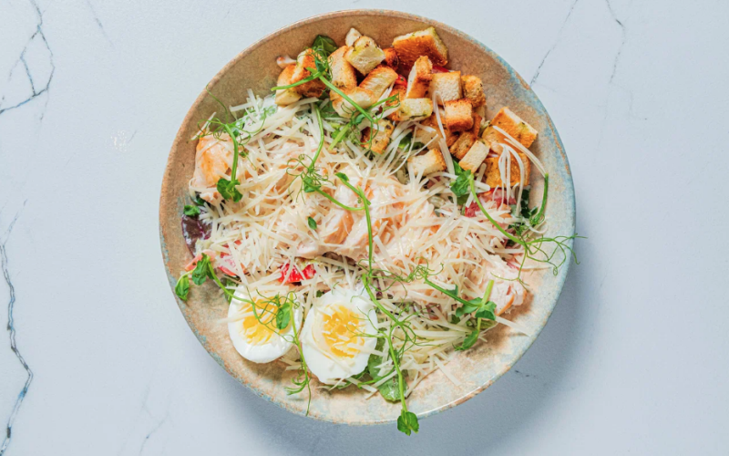 Салат «Цезарь» с курицей и беконом