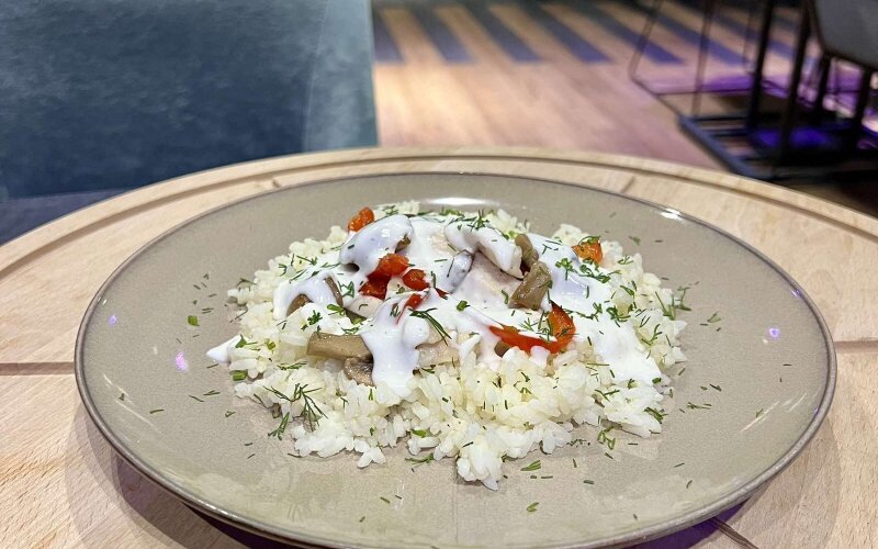 Фрикасе из курицы с грибами и рисом отварным