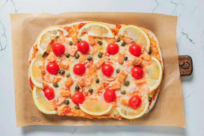 Пицца с лососем, креветкой и каперсами