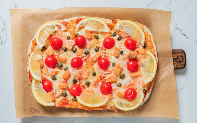 Пицца с лососем, креветкой и каперсами