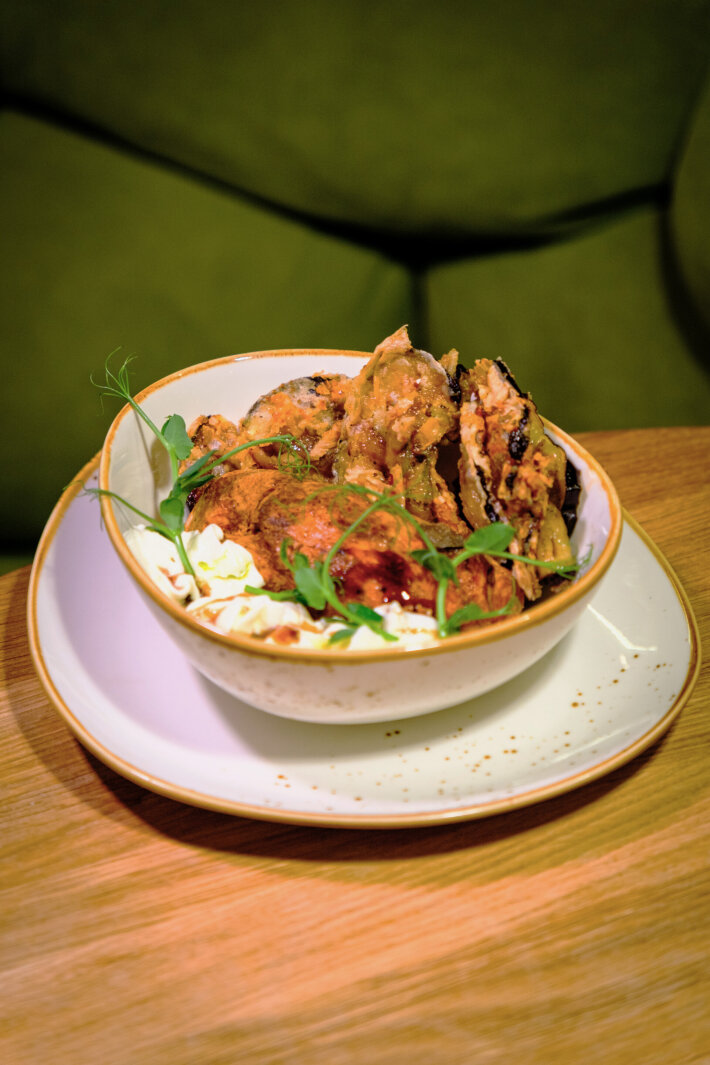 Куриное филе с хрустящим баклажаном и муссом из сыра «Фета»