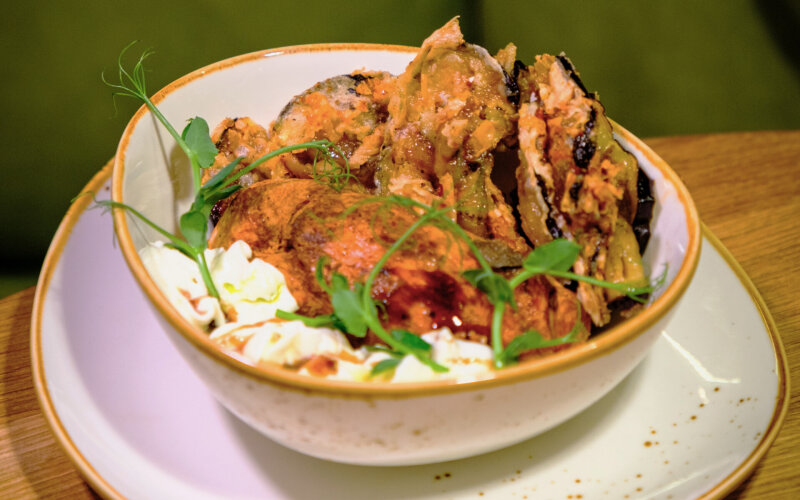 Куриное филе с хрустящим баклажаном и муссом из сыра «Фета»