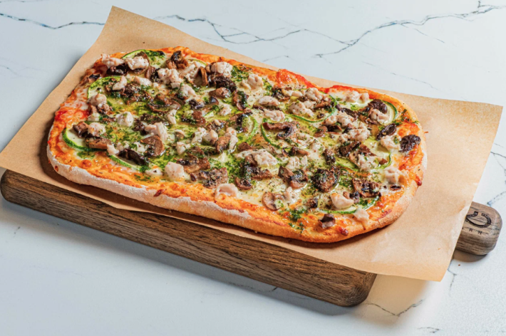 Пицца с цыплёнком, цукини и соусом «Песто»