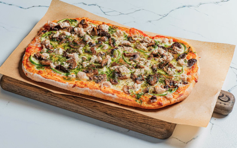 Пицца с цыплёнком, цукини и соусом «Песто»