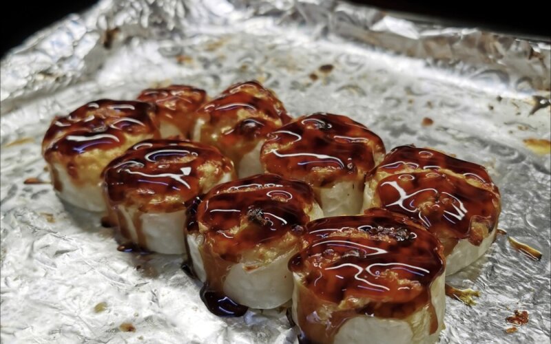 Запеченные роллы с копченой форелью