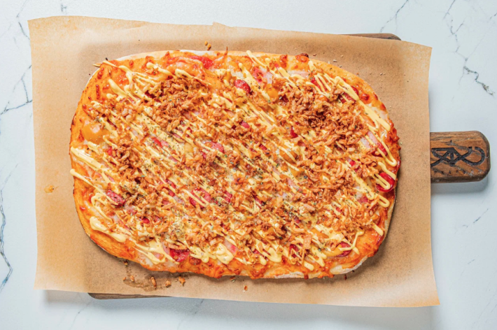 Пицца с опятами, колбасками и грудинкой