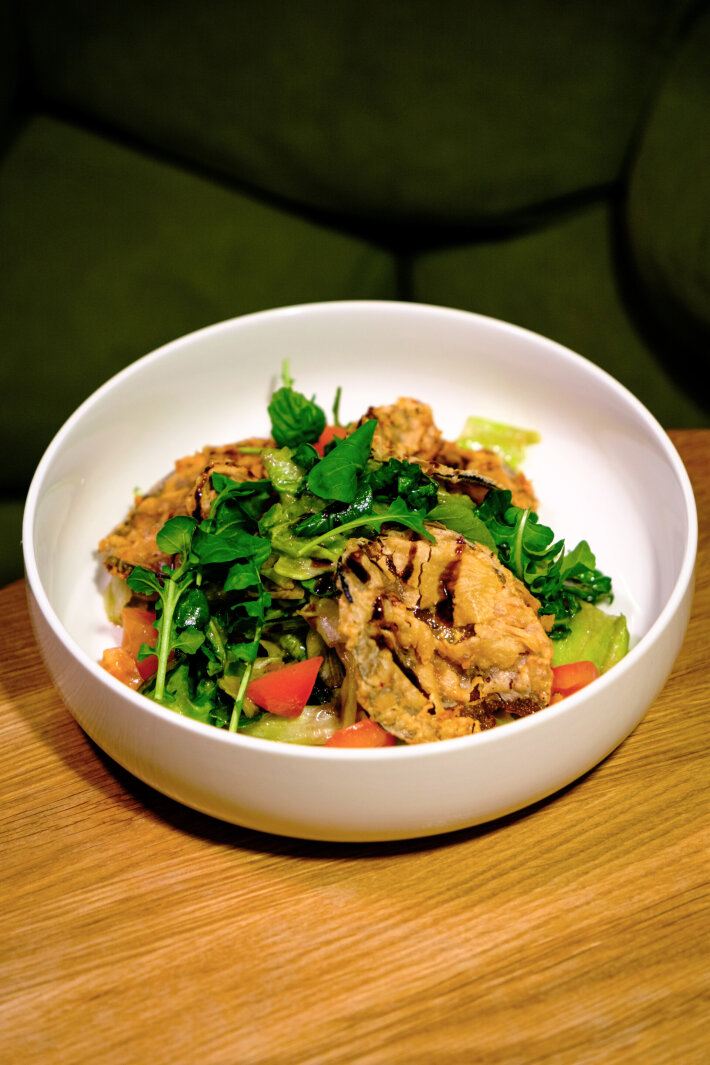 Тёплый салат с рваной говядиной, хрустящим баклажаном и томатами