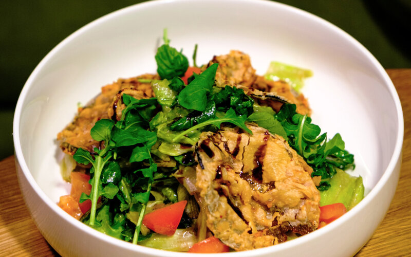 Тёплый салат с рваной говядиной, хрустящим баклажаном и томатами