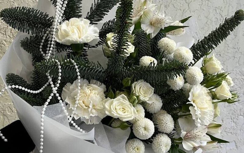 Зимний букет с ароматным нобилисом и белыми цветами